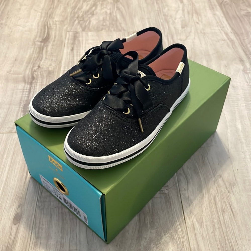 Sparkle black tennis shoe